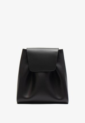 Czarny skórzany plecak o zbudowanej formie, gładkiej fakturze i zapięciu na klapę. Minimalistyczny design bez widocznych elementów metalowych ani akcentów.