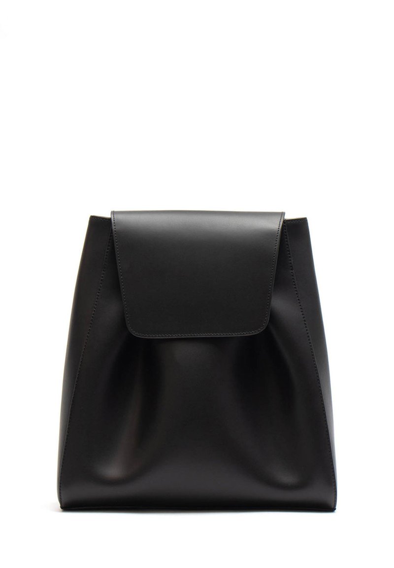 Zaino in pelle nera con una forma strutturata, texture liscia e chiusura a pattina. Design minimalista senza hardware o accenti visibili.