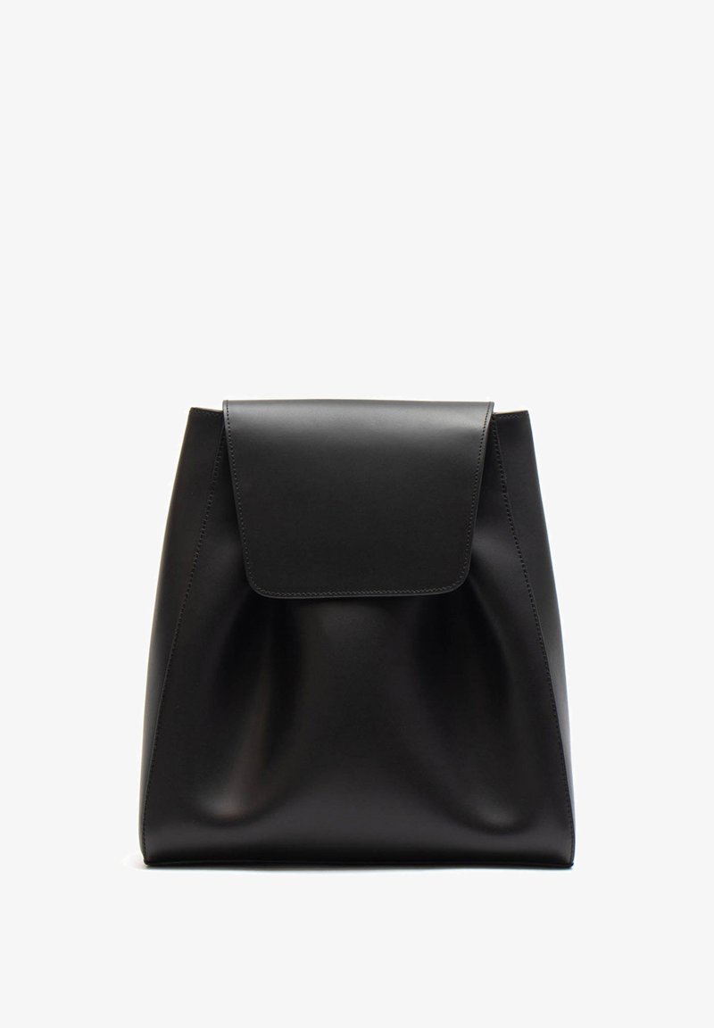 Zaino in pelle nera con una forma strutturata, texture liscia e chiusura a pattina. Design minimalista senza hardware o accenti visibili.