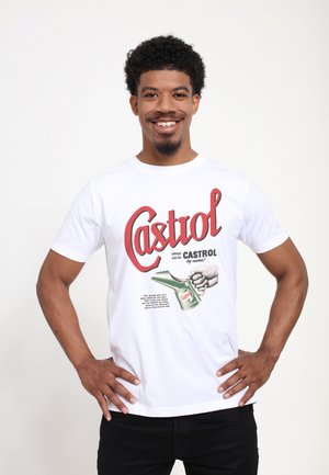 Biała koszulka z dużym, czerwonym napisem "Castrol" i grafiką przedstawiającą rękę trzymającą zielony kanister oleju. Krótkie rękawy i okrągły dekolt.