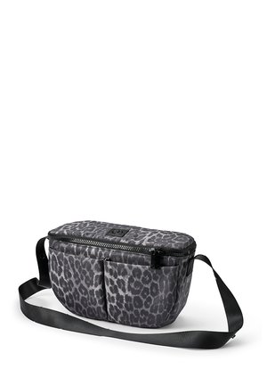 Lille rektangulær skuldertaske med gråt og sort leopardprint, forlommer, lynlås og justerbar sort rem på hvid baggrund.