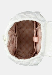Zaino bianco trapuntato con una texture morbida. L'interno presenta una fodera rosa chiaro con motivi geometrici, tasche e una cintura per l'organizzazione.