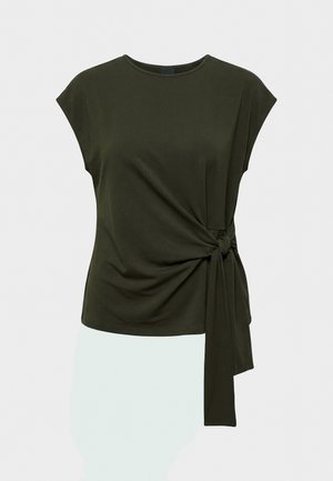 Σκούρο πράσινο μπλουζάκι με κοντά μανίκια, στρογγυλή λαιμόκοψη και λεπτομέρεια δέσιμου στο πλάι που δημιουργεί ρυτιδωμένο ύφασμα στη δεξιά μέση.