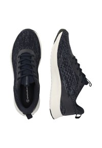 Marineblaue Sportschuhe mit einem strukturierten Strick-Obermaterial, weißer Gummisohle und Schnürung. Mit dezenten mustergestaltung und einer Schlaufe an der Rückseite.