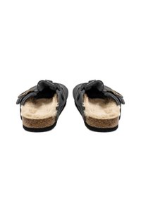 Črne natikače z mehkim krznom, pluto podplatom in okrasno pentljo spredaj. Ravni podplati z rahlo teksturo.