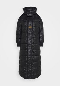 Svart lång pufferjacka med glänsande yta, quiltat mönster, oversized huva och ståkrage med justerbara detaljer.