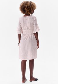 Gestreepte jurk met een ceintuur in de taille, korte uitlopende mouwen en een rechte silhouet, gemaakt van lichte stof in zachte tinten.