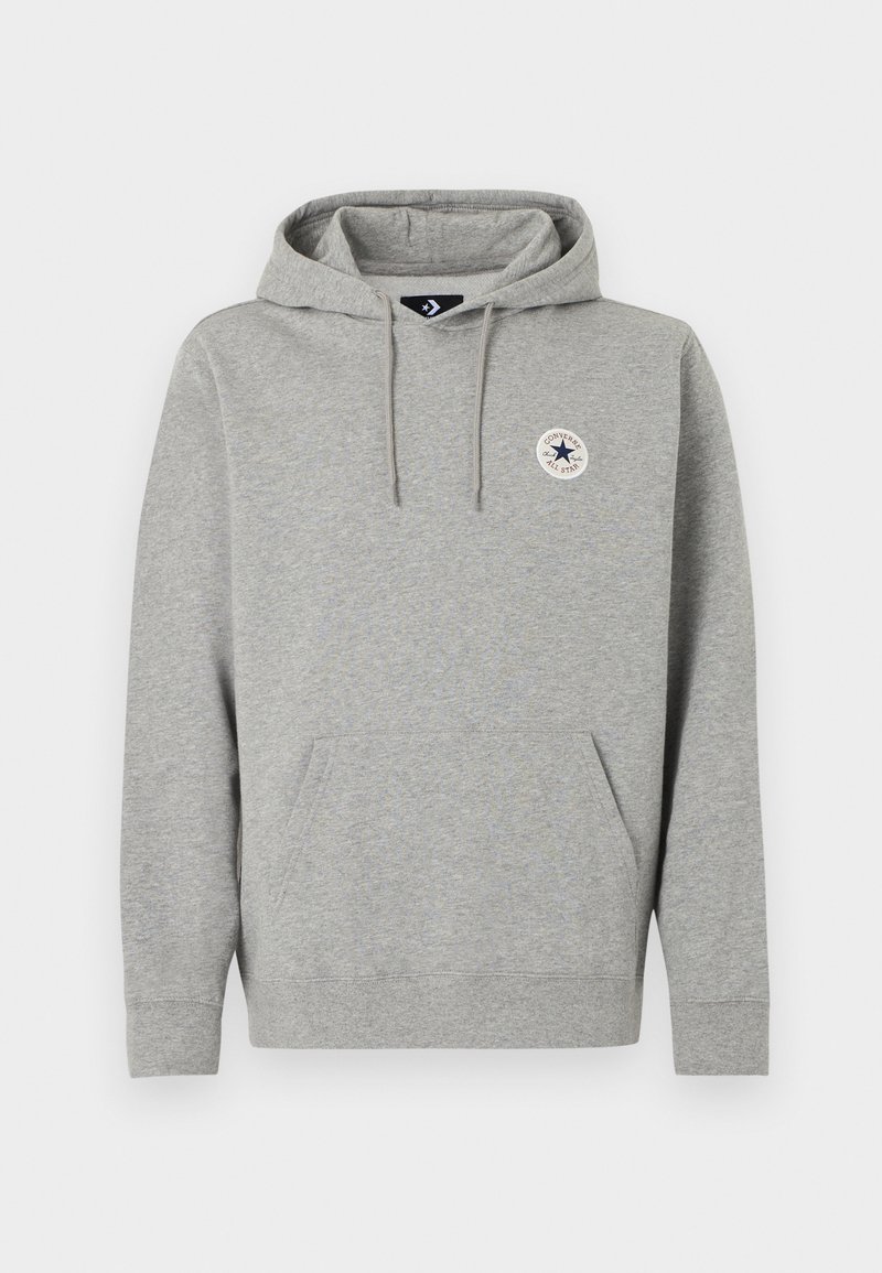 Grå hættetrøje lavet af blødt stof, med en kængurulomme, snøre i hætten og et rundt logo med et stjernedesign.