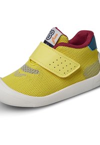 Sneaker en mesh jaune avec une semelle en caoutchouc blanc, une sangle Velcro, des accents marron et une languette de talon bleue. Comprend des perforations pour une meilleure respirabilité.