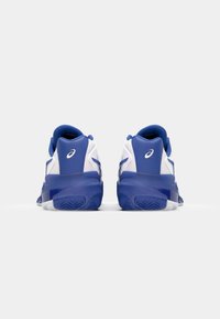 Baskets de sport bleu et blanc avec une tige texturée, une semelle rembourrée et un logo proéminent sur le talon. Présente un design épuré.