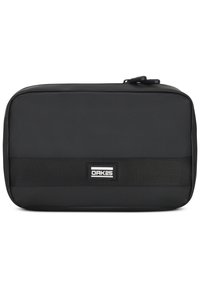 Borsa da viaggio rettangolare nera realizzata in tessuto resistente, con chiusura superiore a zip e una tracolla orizzontale in tessuto a rete con patch del logo.