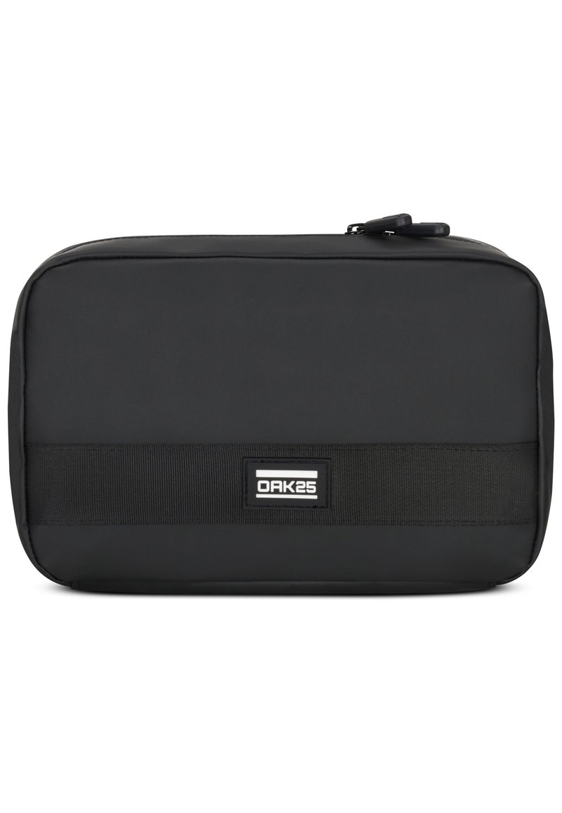 Borsa da viaggio rettangolare nera realizzata in tessuto resistente, con chiusura superiore a zip e una tracolla orizzontale in tessuto a rete con patch del logo.
