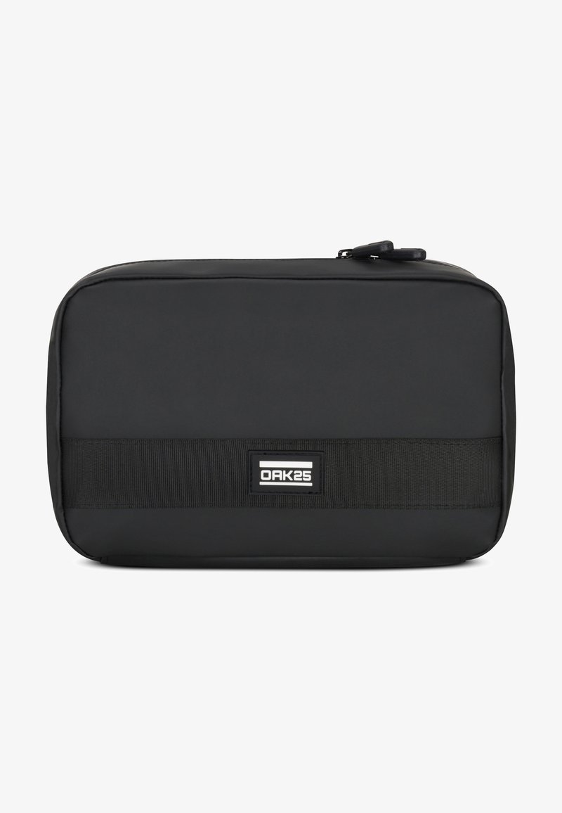 Funda de viaje rectangular negra hecha de un tejido duradero, con un cierre superior de cremallera y una correa horizontal de cinta con un parche de logo.