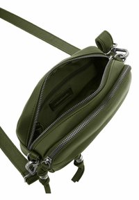 Sac à bandoulière en cuir vert avec deux compartiments zippés, extérieur texturé, strap réglable et accents en métal argenté.