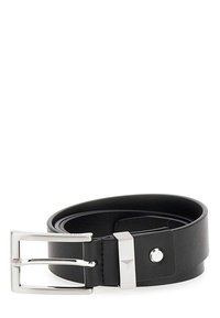 Cintura in pelle nera con fibbia in metallo argento dal design rettangolare e un accento prominente vicino alla fibbia. Texture piatta e liscia.