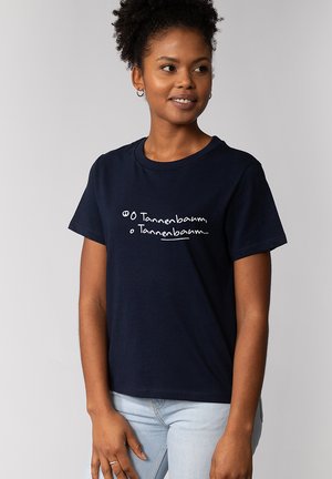 T-shirt en coton bleu marine à manches courtes et col rond. Le texte à l'avant indique "O Tannenbaum, O Tannenbaum..." en blanc.