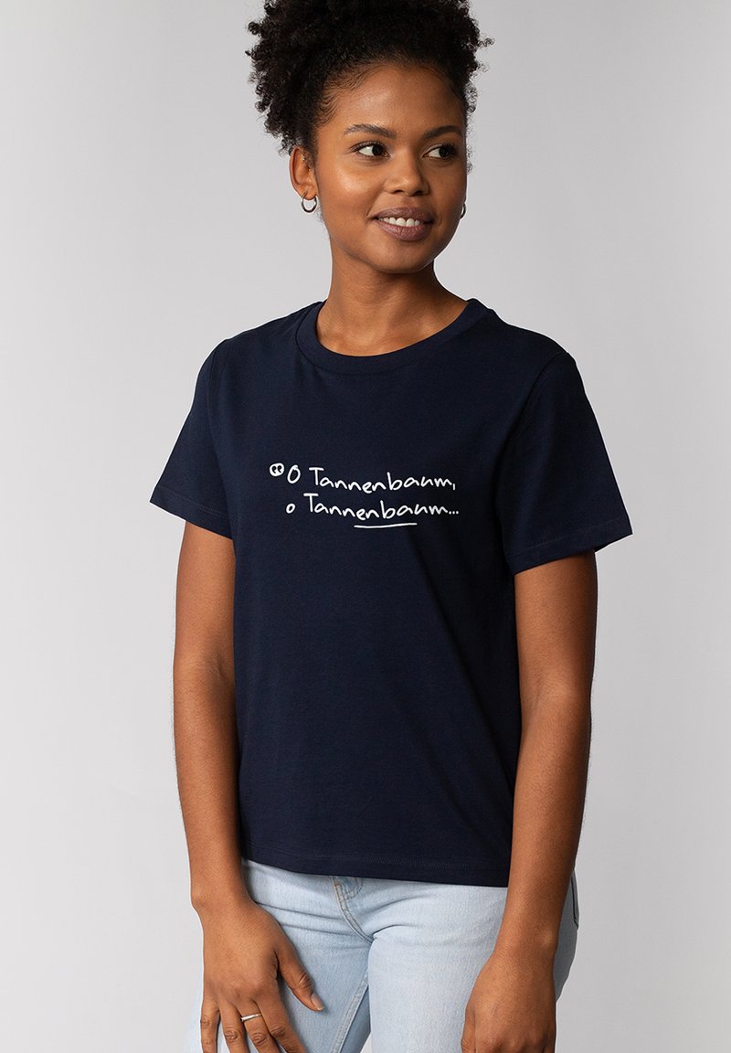 Navyblauwe katoenen t-shirt met korte mouwen en een ronde halslijn. Op de voorkant staat in het wit "O Tannenbaum, O Tannenbaum...".
