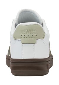 Biele tenisky s akcentmi v zelenej a hnedej farbe. Koža a sieťovina, vypchávka goliera, textúrovaná hnedá gumová podrážka, embosované logo na päte.