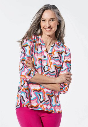 Mehrfarbige Bluse mit einem lebhaften abstrakten Muster aus Pink, Blau, Orange und Schwarz in lockerer Passform, mit 3/4-Ärmeln und V-Ausschnitt.