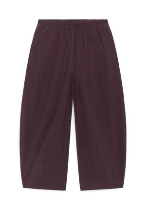 Vidbenede, mørkebrune bukser med elastisk taljebånd og løs pasform, vist fladt mod hvid baggrund.