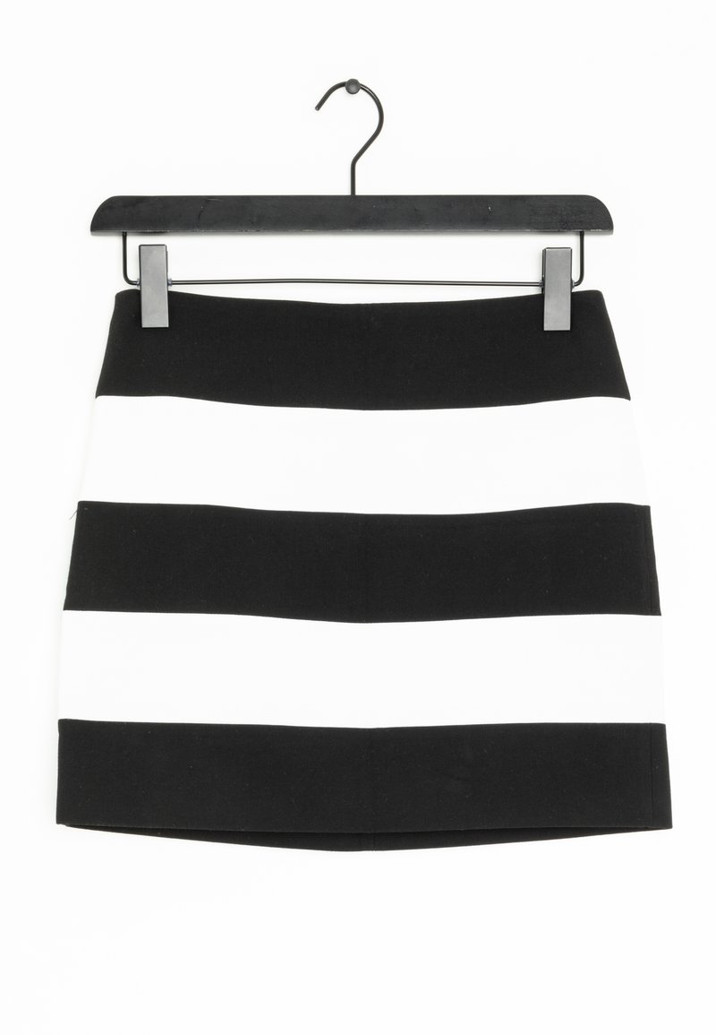 Jupe mini à rayures noires et blanches avec une texture lisse, présentant de larges rayures horizontales et un design épuré et simple. Suspendue à un crochet noir.