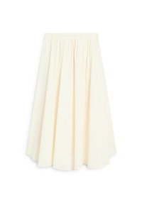 Jupe couleur crème, longueur genoux, fabriquée à partir d'un tissu texturé avec une silhouette évasée et une taille élastique. Motif côtelé vertical visible.