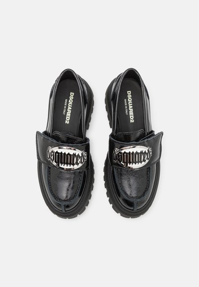 Mocassini in pelle verniciata nera con una suola nera spessa, dotati di una fibbia decorativa argentata con il marchio "Dsquared2".