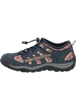 Marineblaue Sportschuhe mit floralen Akzenten, textilem Obermaterial, Gummisohle, Schnürsystem und metallischen Details an den Seiten.