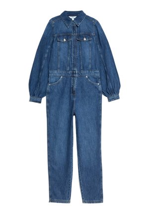 Denim jumpsuit i mellanblått med långa puffärmar, knäppning framtill, bröstfickor och elastisk midja; rak ben silhuett.