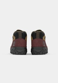 Crvene i crne čizme od gamuza s mrežastim panelima i smeškim akcentima. Imaju šablonsku gumenu đon i Timberland logo na peti.