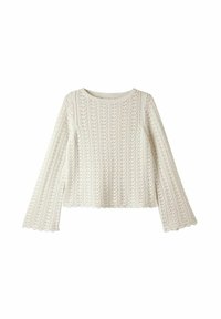 Biały sweter dzianinowy z pionowym prążkowanym wzorem, rozszerzanymi rękawami i falbaniastym dołem. Miękka faktura i otwarty splot.