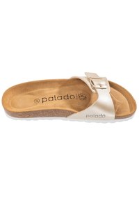 Sandalo piatto con una fascia metallica dorata e fibbia regolabile. Sottopiede in sughero con texture in suede marrone. Suola in gomma bianca con un motivo ondulato.