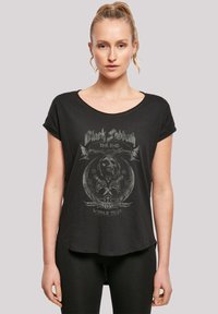 Zwarte T-shirt met korte mouwen, gemaakt van zachte stof, met een grote grijze grafische print van een schedel en gekruiste bijlen, en de tekst "Black Sabbath".