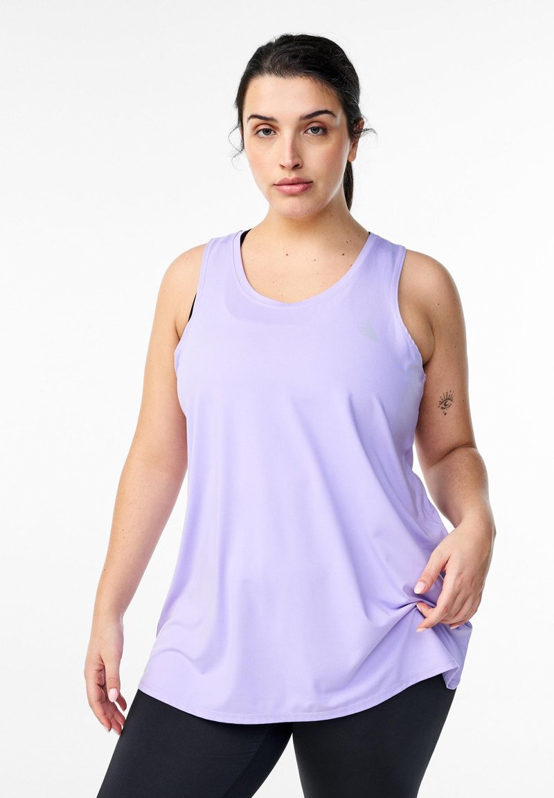 Lila, ärmelloses Sporttanktop aus leichtem Material mit rundem Ausschnitt und lockerer Passform, über einem schwarzen Oberteil getragen.