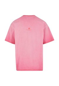Tricou din bumbac roz, cu o croială lejeră, mâneci scurte, guler rotund și un logo subtil imprimat aproape de spatele superior. Finisaj cu vopsea texturată.