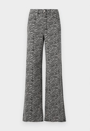 Pantalons gris taille haute avec un motif rayé noir de tigre, jambes droites et larges, fermeture par bouton et zip, et poches avant.