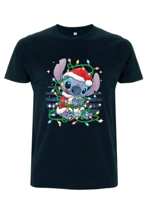 Czarny T-shirt z kreskówkową postacią Stitcha w czapce Mikołaja, zaplątany w kolorowe światełka choinkowe, siedzący na tle w paski i gwiazdy.