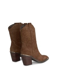 Braune Wildleder-Cowboystiefel mit spitzem Schuhkopf, bestickten Details und einem gestapelten Absatz. Verfügt über einen metallischen Akzent an der Spitze.