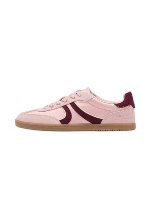 Baskets profil bas roses avec des accents en daim bordeaux, fermeture à lacets et semelle en caoutchouc marron clair, vues de côté.