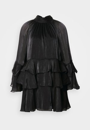 Czarna sukienka wykonana z błyszczącego, warstwowego materiału. Wysoki dekolt z plisowanymi detalami i warstwowymi falbanami u dołu. Luźne, długie rękawy.