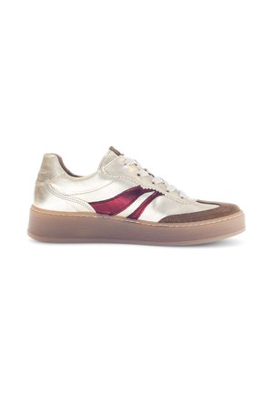 Metalen zilveren sneaker met bordeaux accenten, suede details, ronde neus, platte rubberen zool en witte veters. Gevlochten ontwerp langs de randen.