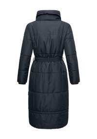 Manteau matelassé bleu marine avec un col montant, des manches longues, une taille ceinturée et des motifs cousus horizontalement. Fabriqué en un matériau lisse et isolant.