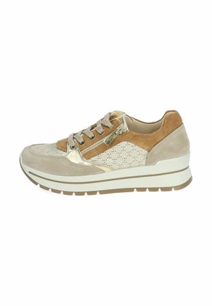 Baskets lacées en daim beige et brun clair avec des accents métalliques. Caractéristiques de motifs perforés et d'une épaisse semelle en caoutchouc blanche.