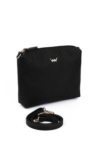 Černá syntetická taška s texturovaným prošívaným vzorem, zipovým uzávěrem, zlatými kovovými akcenty a odnímatelným popruhem.