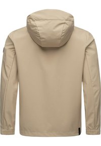 Chaqueta impermeable beige con capucha, puños elásticos y corte recto. Textura suave con un sutil brillo; sin patrones ni herrajes visibles.