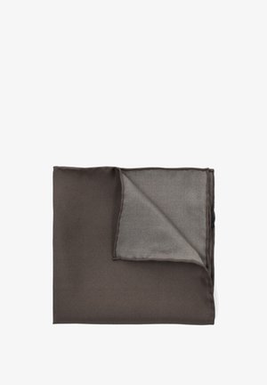 Ciemnobrązowy szal o gładkiej fakturze, prostokątnym kształcie i jaśniejszej szarej stronie od spodu, ze szwami wzdłuż krawędzi.