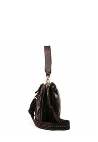 Borsa a tracolla in pelle marrone con design arricciato, dotata di manico corto e tracolla intrecciata rimovibile. Accenti in metallo visibili.