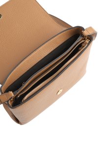 Borsa a mano in pelle color tan con una texture granulosa, dotata di un interno nero, due scomparti con zip e una chiusura a scatto in tonalità oro.