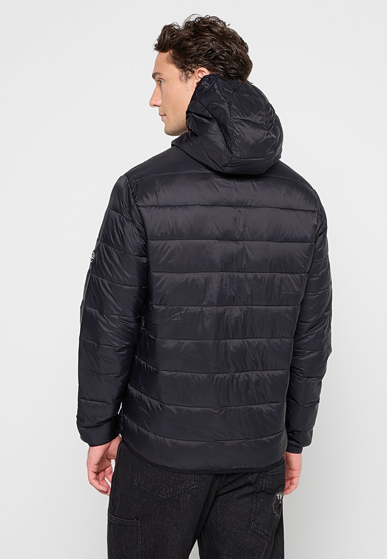 Czarna kurtka puchowa z kapturem. Wykonana z pikowanego, błyszczącego materiału. Posiada poziome przeszycia oraz logo na lewym ramieniu.