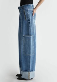 LIU JO WITH BELT - Široke kavbojke - blue denim